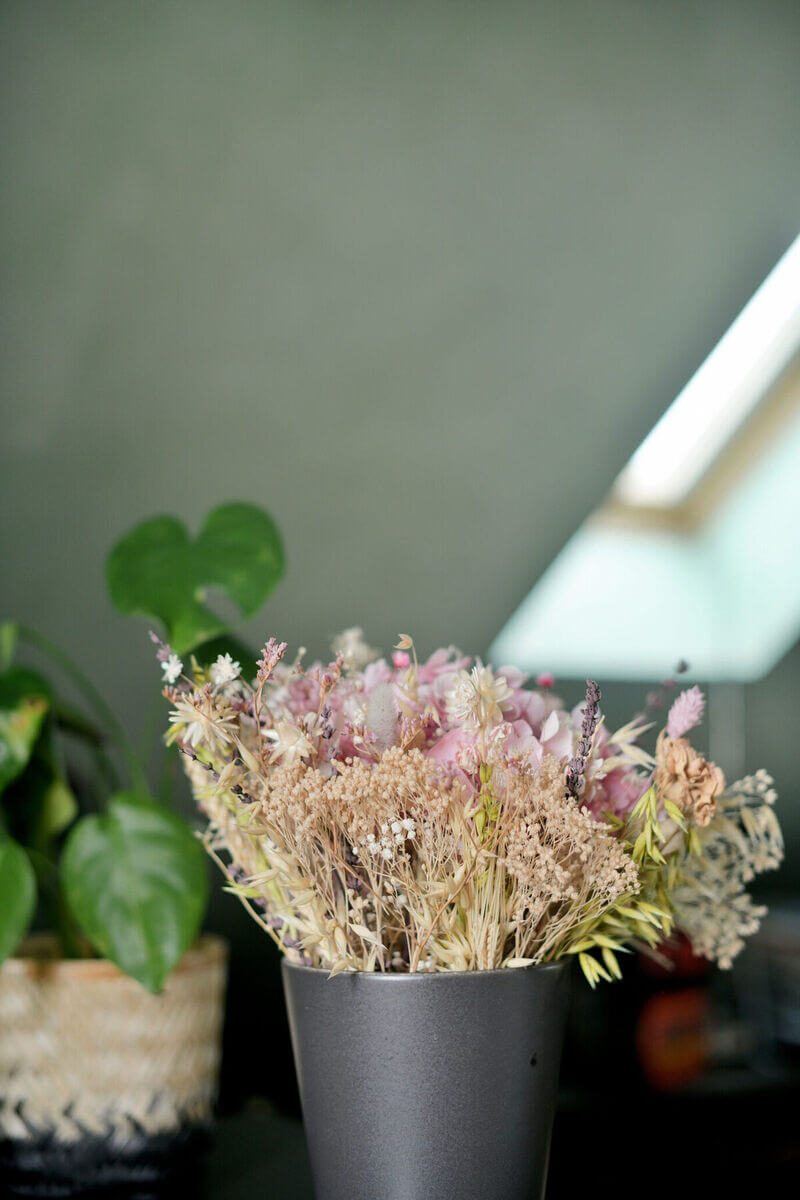 Atelier privé de tatouages avec une décoration de fleurs